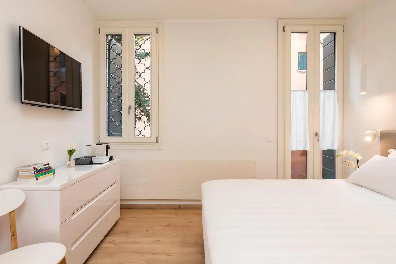 San Marco Design Suites Venice 2*,