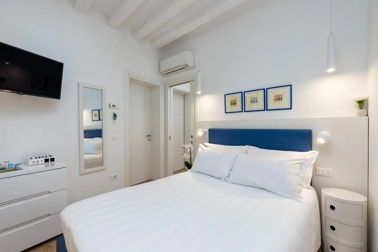 San Marco Design Suites Venice 2*,